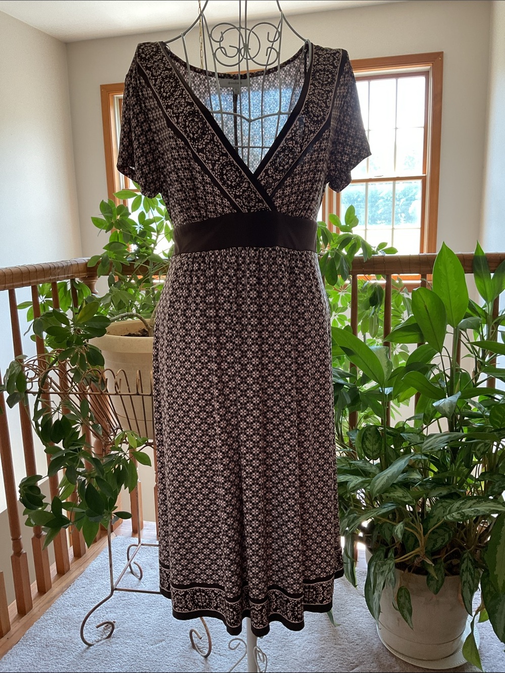 dressbarn Brown and White V-Neck Midi Dress with tie back waist band. Size 10.